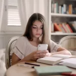 Constat Huissier SMS Lyon : Est-ce que le constat d’huissier par SMS peut être réalisé à l’étranger ?