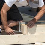 Comment les artisans charpentiers professionnels peuvent-ils contribuer à la construction durable?