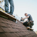 Comment estimez-vous le coût d’une réparation ou d’un remplacement de toiture, et quelles sont les variables prises en compte ?