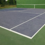 Quels sont les avantages de l’ajout de drains de surface sur un court de tennis en béton poreux ?
