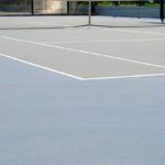 Comment protéger un court de tennis en béton poreux contre les taches et les déversements de liquides ?