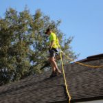 Comment détecter une fuite sur un toit en tuiles ?