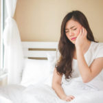 Comment une douleur à la mâchoire peut-elle affecter mon sommeil et comment l’ostéopathie peut-elle aider ?