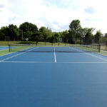 Comment choisir la couleur du revêtement de surface pour un court de tennis en béton poreux ?