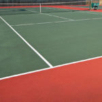 Quelles sont les options pour l’installation de filets et de poteaux lors de la rénovation d’un court de tennis en béton poreux ?