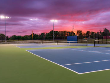 La construction d'un court de tennis à Vence est une décision importante, et le choix des matériaux pour la surface du court joue un rôle crucial