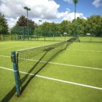 Comment la durabilité est-elle prise en compte dans la construction d’un terrain de tennis en gazon synthétique à Toulon?