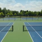 Comment prévenir la décoloration de la surface d’un court de tennis rénové ?