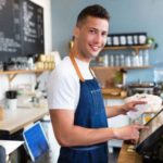 Quels sont les avantages de travailler dans un café ou un restaurant en tant qu’étudiant à Lyon ?