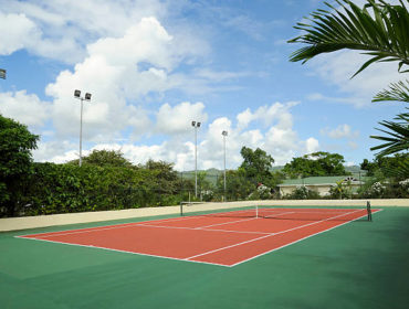 pour la construction de courts de tennis à Toulon dans des espaces urbains, Service Tennis émerge comme le choix évident. Leur expertise