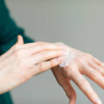 L’importance de l’exfoliation dans les soins des mains