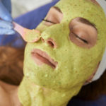 Les masques faciaux faits maison : une revitalisation naturelle pour la peau
