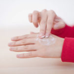 Les avantages des gommages pour les mains dans votre routine de soins hebdomadaire