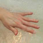 Les effets de l’eau dure sur la peau des mains : Solutions pour minimiser les dommages
