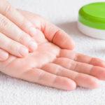 Soins des mains pendant la grossesse : Conseils pour éviter les problèmes de peau