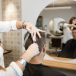 Comment les coiffeurs à Lyon peuvent-ils adapter leur technique en fonction des différents types de cheveux ?
