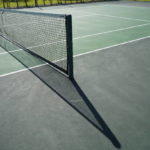 Quelles sont les considérations spécifiques à prendre en compte lors de la rénovation d’un court de tennis en béton poreux à Auxerre ?