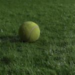 Comment la Construction terrain de tennis en gazon synthétique Toulon favorise-t-elle une surface de jeu homogène ?