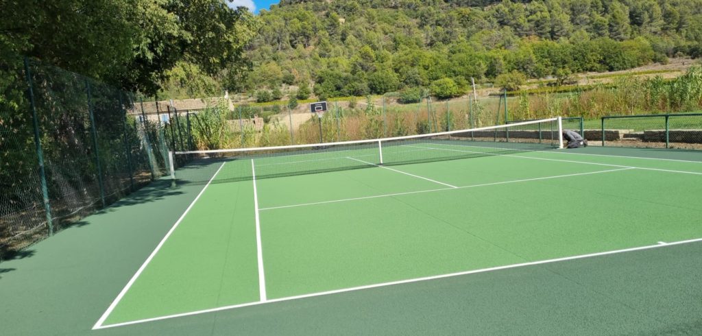 Construction d'un terrain de tennis en béton poreux à Nice