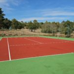 Comment garantir un drainage efficace dans la construction d’un court de tennis en béton poreux à Nice ?