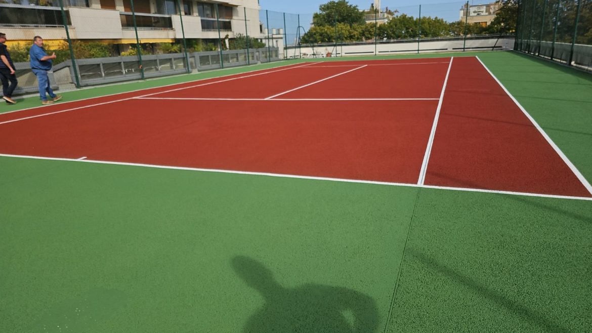 Construction d'un court de tennis en béton poreux à Nice