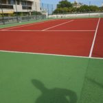 Pourquoi est-il important de choisir des experts locaux pour la construction d’un court de tennis en béton poreux à Nice ?