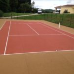 Comment garantir une surface plane et uniforme lors de la construction d’un terrain de tennis en béton poreux à Nice ?