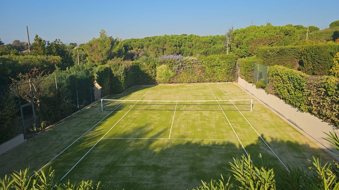 Construction d'un court de tennis en gazon synthétique à Cannes