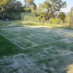 Construction d’un court de tennis en gazon synthétique à Nice : comment planifier en tenant compte des conditions climatiques locales