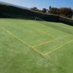 Comment le climat de la Côte d’Azur affecte-t-il la construction d’un court de tennis en gazon synthétique à Nice ?