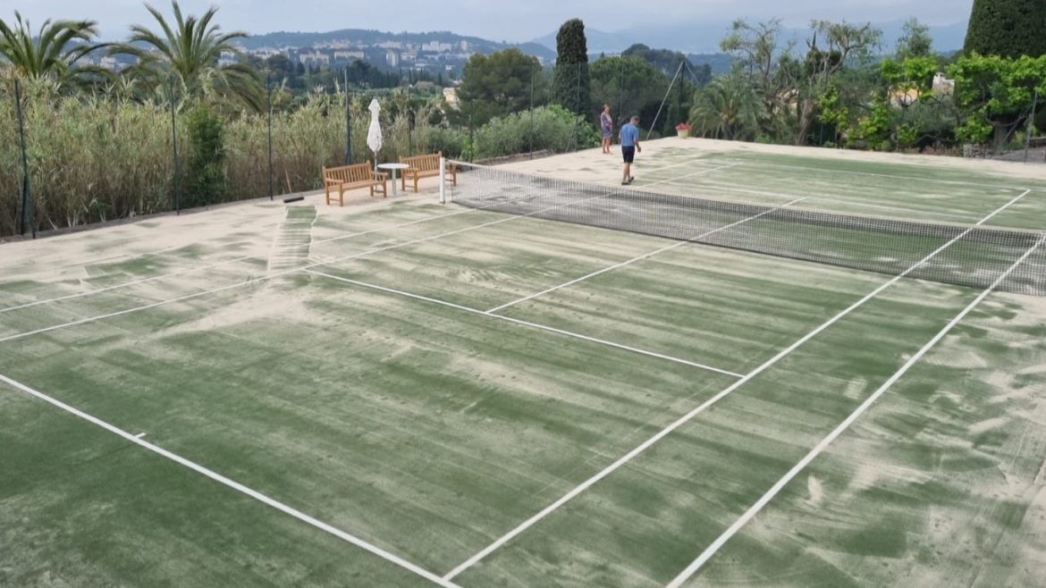 Construction d'un court de tennis en gazon synthétique à Cannes