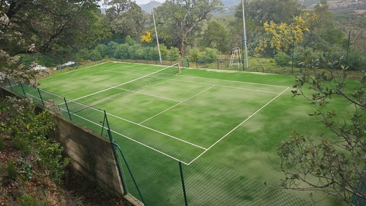 Construction d'un court de tennis en gazon synthétique à Cannes