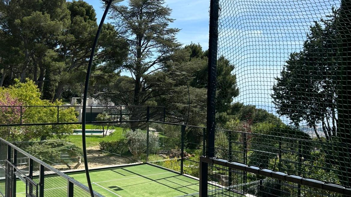 Construction d'un court de tennis en gazon synthétique à Cannes