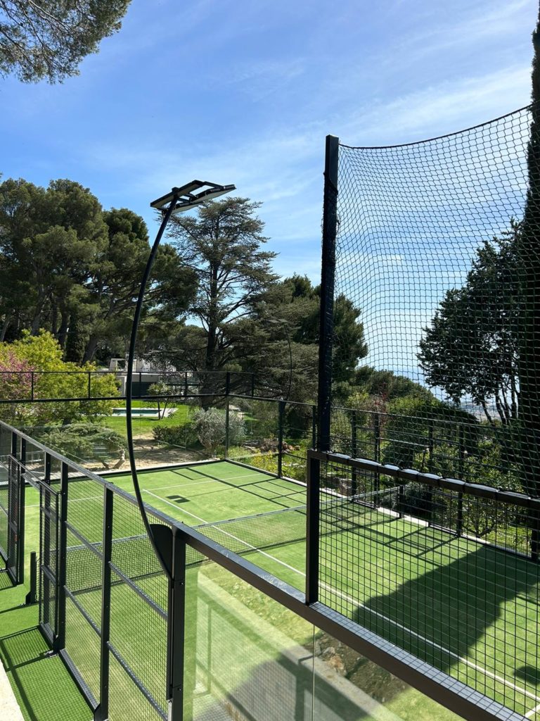 Construction d'un court de tennis en gazon synthétique à Cannes