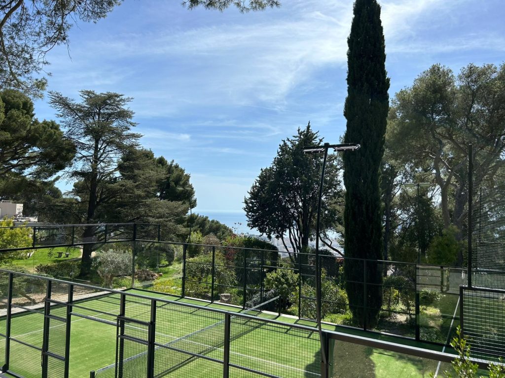 Construction d'un court de tennis en gazon synthétique à Cannes