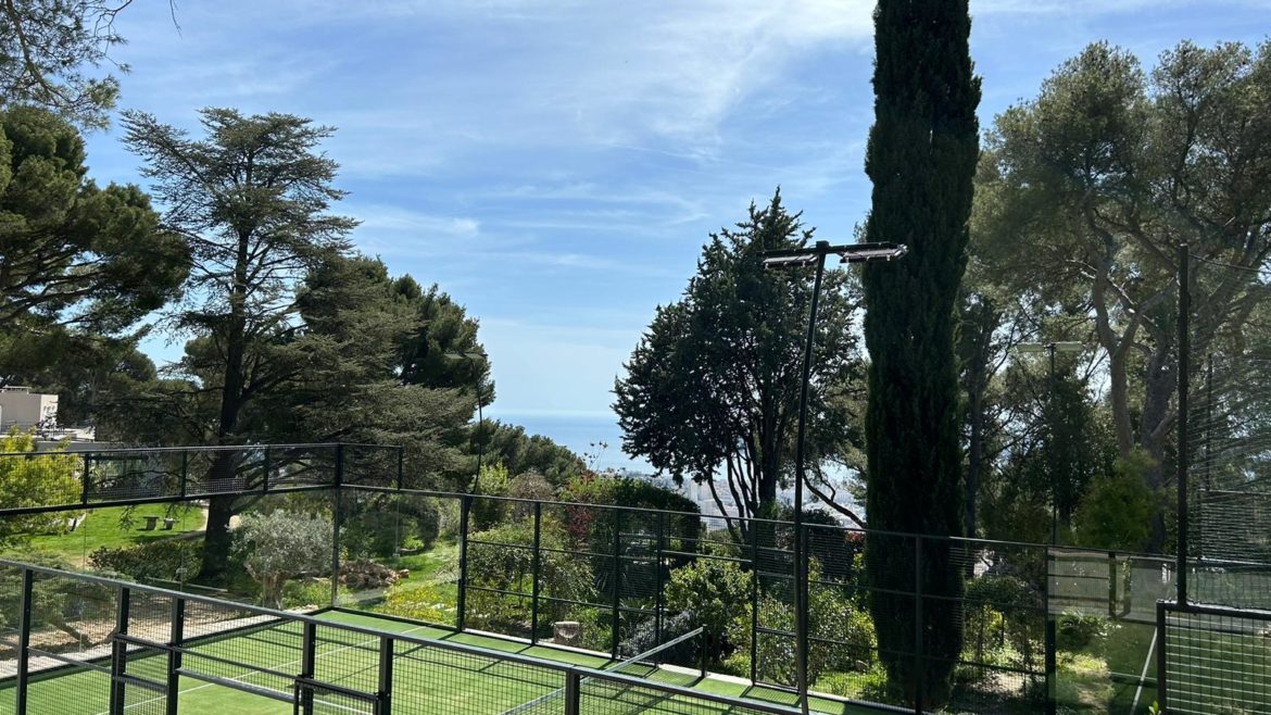 Construction d'un court de tennis en gazon synthétique à Cannes