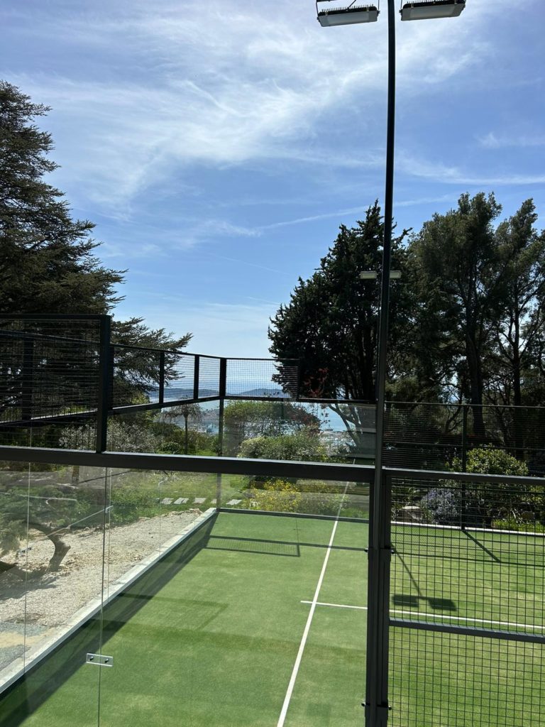 Construction d'un court de tennis en gazon synthétique à Cannes