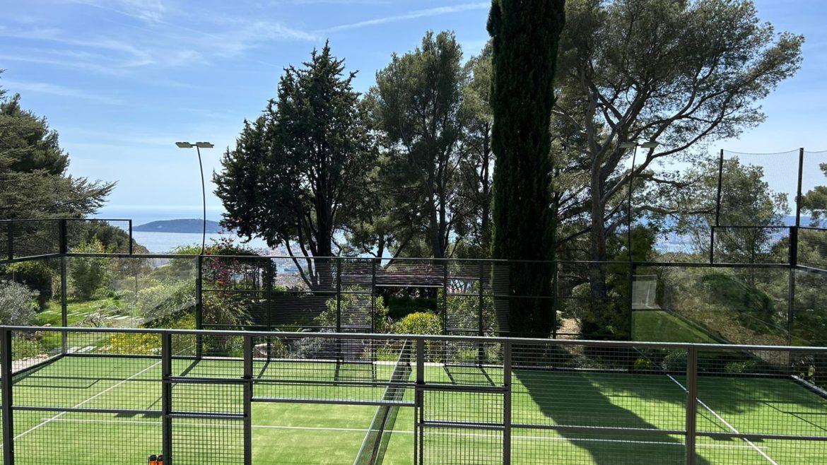 Construction d'un court de tennis en gazon synthétique à Cannes