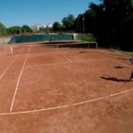 Pourquoi le climat méditerranéen influence-t-il la construction d’un court de tennis à Cannes ?