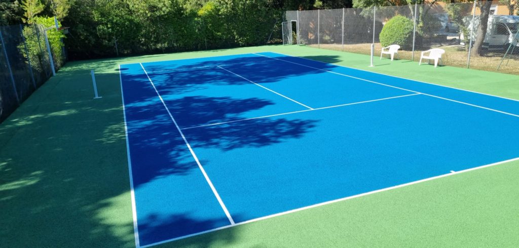 Construction d'un court de tennis en béton poreux à Mougins