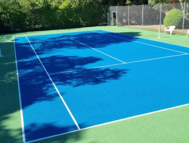 Construction d'un court de tennis en béton poreux à Mougins