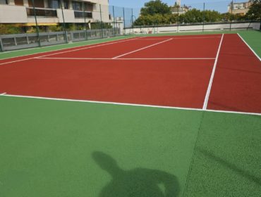 Construction d'un court de tennis en béton poreux à Mougins