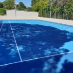 Comment le climat de Saint-Raphael influence-t-il la construction d’un court de tennis en béton poreux ?