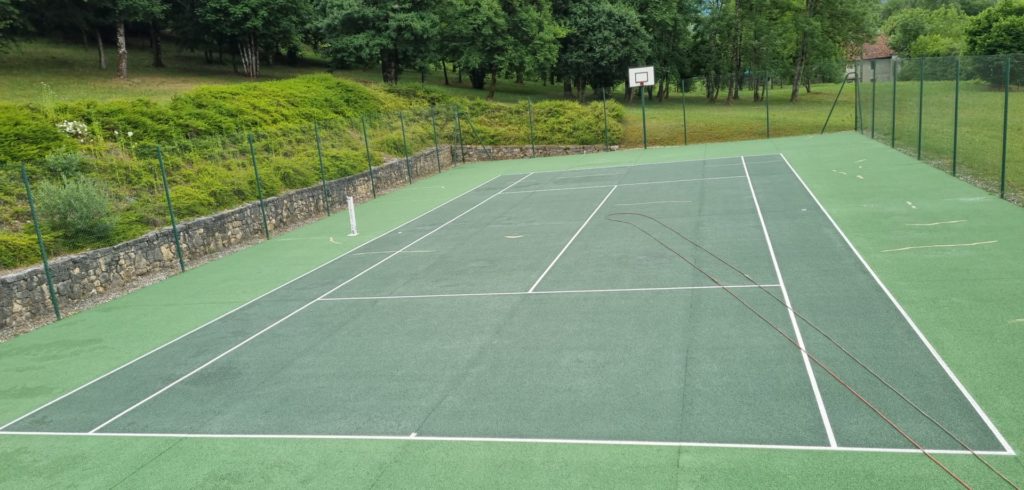 Construction d'un court de tennis en béton poreux à Saint-Raphael