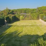 Comment planifier la construction d’un court de tennis en gazon synthétique à Nice pour un usage intensif ?