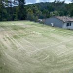 Comment le choix des matériaux impacte-t-il la construction d’un court de tennis en gazon synthétique à Nice ?