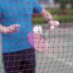 Comment garantir une surface de jeu homogène dans la construction d’un court de tennis à Saint-Tropez ?