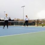 Construction d’un court de tennis en béton poreux à Cannes : Pourquoi les joueurs préfèrent-ils cette surface ?