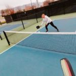 Construction d’un court de tennis en béton poreux à Cannes : quelles normes de sécurité appliquer ?