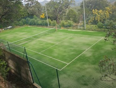 Construction d'un court de tennis en gazon synthétique à Cannes